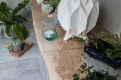 TABLETTE - Panneau en frêne massif avec bords naturels. Finition huile ultra mat.