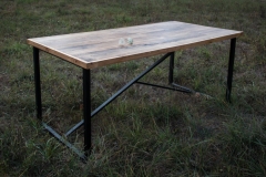 TABLE A MANGER 6/8 personnes - Piétement en acier avec plateau rustique en châtaignier. Finition mate.